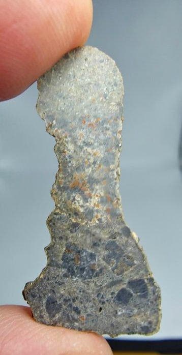 NEA 089, maan-troctolitische anorthosiet-smeltbreccie. Een