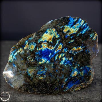 Labradorite naturelle en forme libre provenant de Madagascar
