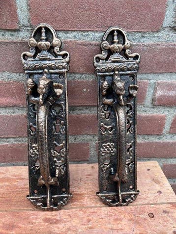 Decoratief ornament (2) - Europa - 2 gietijzeren deurklinken