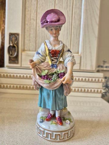 Meissen - Beeldje - Girl holding grapes in apron 1st Quality