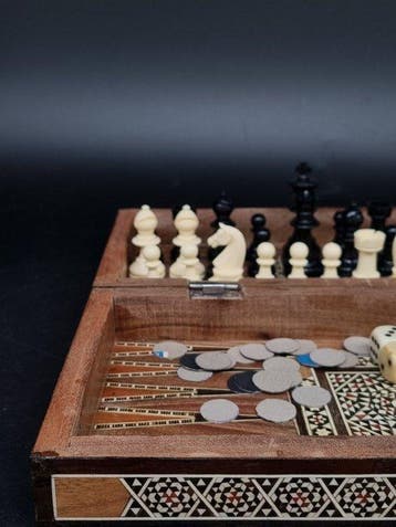 Reise-Schachspiel und Backgammon – Intarsienarbeit – Holz -, Antiek en Kunst