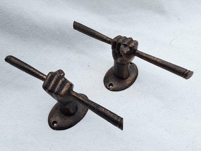 Modern Deurbeslag (2) - 1980-1990 - Vuisten als deurgrepen, Antiquités & Art, Curiosités & Brocante