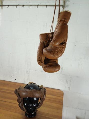 Leather boxing headgear with open strap crown, suede lining
