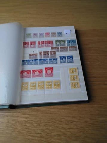 Pays-Bas - Deux classeurs de timbres avec des timbres en