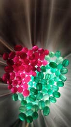 111 kralen van robijn en smaragd, 525 karaat, met de hand