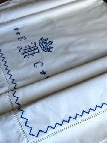 Franse huishoudlinnen. Prachtig oud laken van métis.