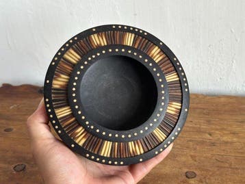 African black wood inlaid porcupine quill round storage box, Antiek en Kunst