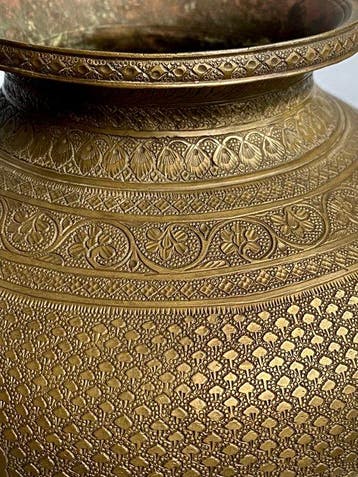 Antiek Altaarvat - Lota, ritueel altaarvaas in een bronzen