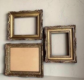 Lijst (3)- 1 vergulde houten lijst met glas en 2 lijsten van