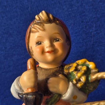 Goebel - Figurine - Hummel #350 - Zum Festtag / On Holiday -