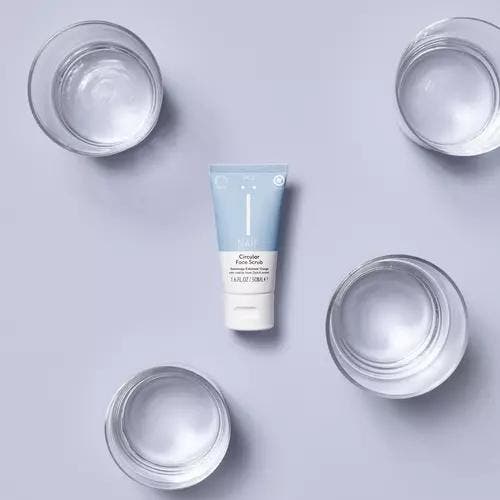 Naïf Face Circular Face Scrub, Handtassen en Accessoires, Uiterlijk | Lichaamsverzorging, Nieuw, Verzenden