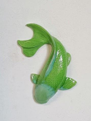 Vanessa Bonino - sculptuur, Emerald Koi carp - 37 cm -