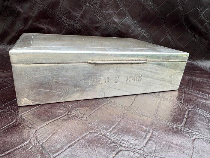 Sigarendoos - .835 zilver - Zilveren sigarettendoos, Verzamelen, Rookartikelen, Aanstekers en Luciferdoosjes
