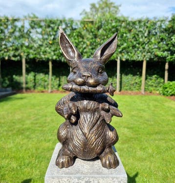 Beeldje - The greedy Rabbit - Brons