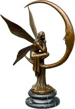 Beeld, Dit is een bronzen sculptuur van een fee met een