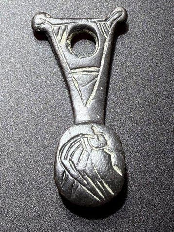 Middeleeuwen, kruisvaardersperiode Brons Hanger met een