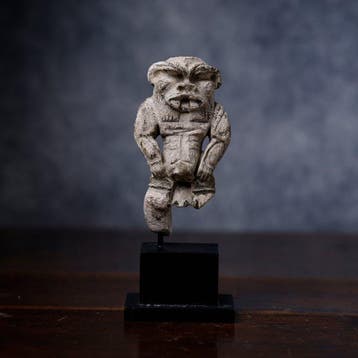 Oud-Egypte, een enorme stenen god Bes met paspoort voor de
