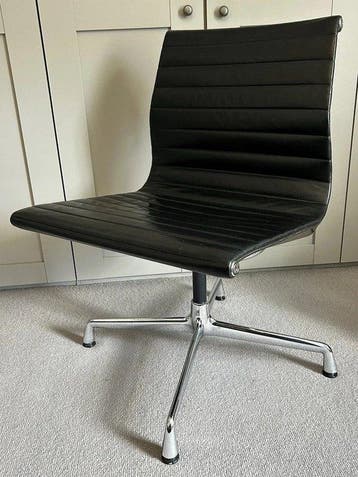 Vitra - Charles & Ray Eames - Stoel - EA105 - Leder - Zwarte