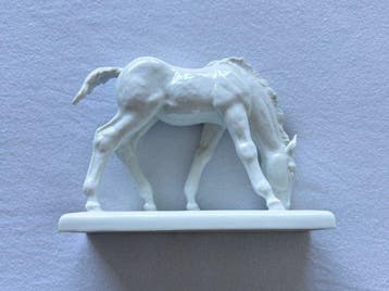 Meissen - Willy Münch-Khe - Beeldje, Grasendes Fohlen -, Antiek en Kunst