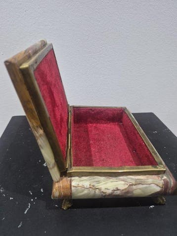 1960s Italian Onyx Jewellery Box with Gilt Metal Mounts and, Antiek en Kunst