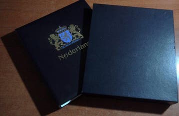 Accessoires Nederland - 2 lege luxe DAVO albums Deel VI en V, Gestempeld