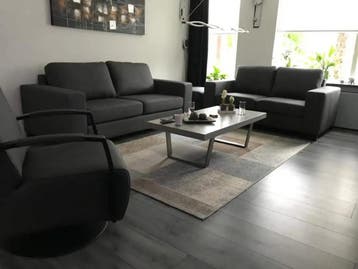 Set van 2 leren banken met houten poten - grijs leer, Antiquités & Art, Antiquités | Meubles | Chaises & Canapés, Ophalen of Verzenden