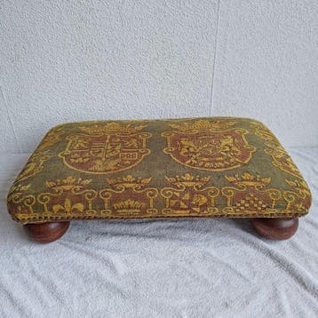 Ottoman - tissu gobelin, Bois - Blasons avec des lions.