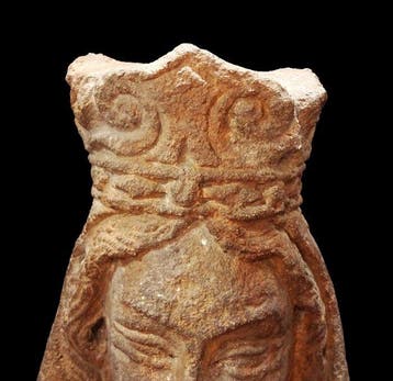 Middeleeuws - Gotische sculptuur in kalksteen - Gekroonde