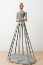 Figure - Poupée dans une cage en bois avec une figure de