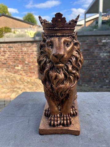 Sculpture, Zware leeuw met kroon - 36 cm - Fonte, Antiek en Kunst