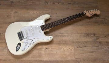 Squier - Bullet Strat (Designed by Fender) - - Elektrische