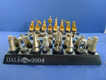 Jeu déchecs DALI avec echiquier dorigine 2004 - Schaakspel