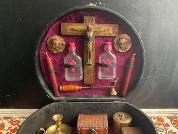 Geïnspireerd door de antieke stijl Crucifix - Hout, Messing,