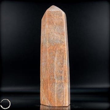 Majestueus perzik-maansteen obelisk – een symbool van kracht