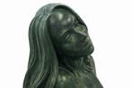 sculptuur, liggende vrouw aan vijver – groene patina – tuin-