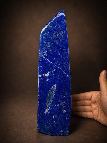 Groot langwerpig lapis lazuli tentoonstellingsstuk – Intens