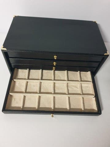 Accessoires. Zwarte eco-leer muntenkast voor 72 plaatsen.