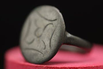 Middeleeuws (Gotisch) - Bronzen abstract gedecoreerd ring -, Antiek en Kunst