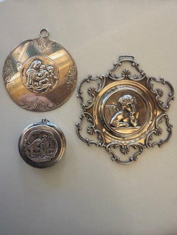 Een kostbaar lot bestaande uit drie zilveren voorwerpen. (3), Antiek en Kunst