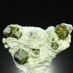 Premium! GROSSULAR GARNET op MATRIX Jakoetië, Siberië,, Verzamelen