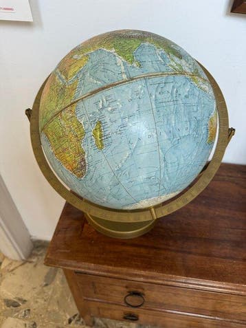 Terrestrial table globe - readers digest - 1950-1960