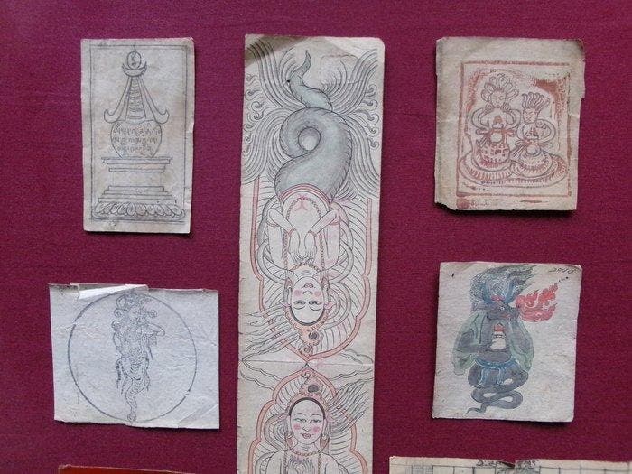 Zeer zeldzaam lot van 12 Tibetaanse representaties van Nagas, Antiquités & Art, Antiquités | Autres Antiquités