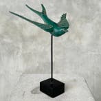 sculptuur, NO RESERVE PRICE - Swallow Fly Down on Stand - 25