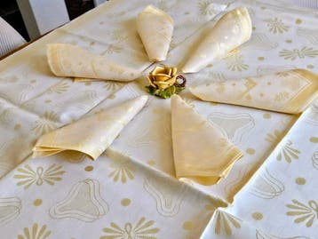 Set de table vintage en damassé (nappe et six serviettes), Antiquités & Art