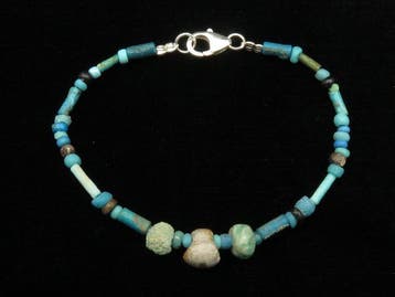 Oud-Egyptisch Armband gemaakt van stenen, glas en