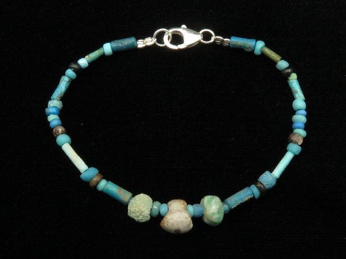 Oud-Egyptisch Armband gemaakt van stenen, glas en, Handtassen en Accessoires, Antieke sieraden