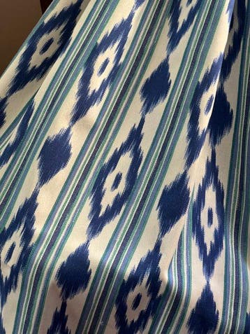 Dubbel breed. Ikat-stof met etnische patronen voor decoratie