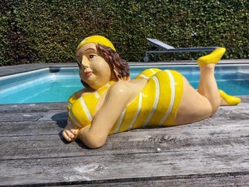 Beeld, statue 75 cm length of lying lady in bathing suit -, Antiek en Kunst