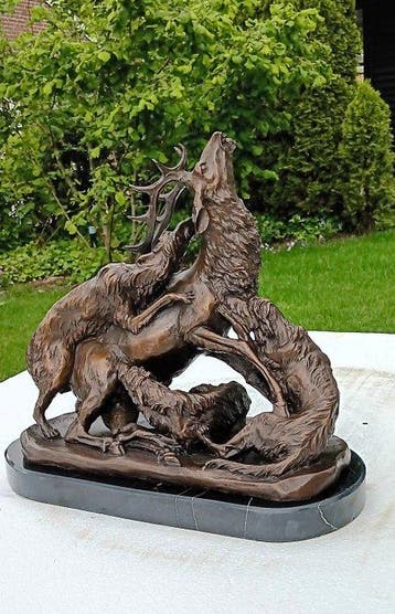 Sculpture, jachttafereel ,, jachthonden die op een hert