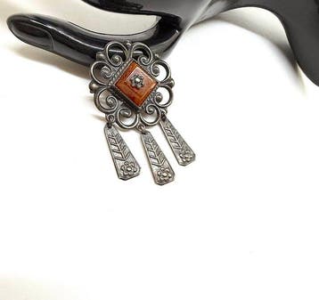Oude 875 zilveren broche met natuurlijk Baltisch barnsteen.